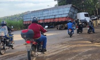 Carreta quebrada interdita Av. Magalh&atilde;es Pinto pela segunda vez na semana