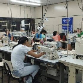 Parceria entre SENAI e SINVESD abre vagas gratuitas para curso de costura industrial