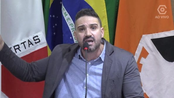 Flávio Marra critica irmãos Azevedo: "Vocês precisam ser mais o que pra resolver a falta d'água"?