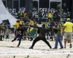 Manifestantes invadem Congresso, STF e Palácio do Planalto.