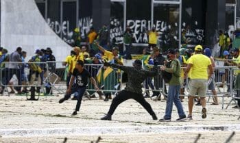 Manifestantes invadem Congresso, STF e Pal&aacute;cio do Planalto.