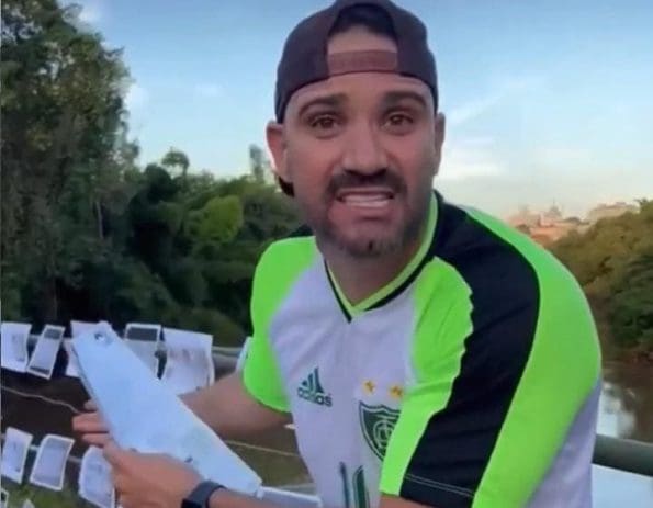 Marra se veste de Cleitinho e critica estrutura em viaduto
