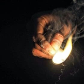 Mulher ateia fogo em si mesma ap&oacute;s reclamar de atendimento em Santa Luzia