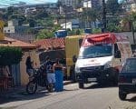 Carreta bate em residência no bairro Porto Velho e deixa motorista ferido
