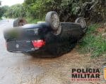 Motorista capota carro ao desviar de cachorro na MG-431 em Ita&uacute;na