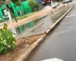 Chuva deste domingo, 09, forma bolsões d’água na avenida JK, em Divinópolis; veja as imagens