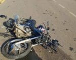Colisão entre moto e caminhonete deixa duas pessoas gravemente feridas na MG-260 em Cláudio