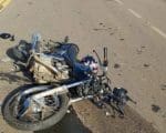 Colis&atilde;o entre moto e caminhonete deixa duas pessoas gravemente feridas na MG-260 em Cl&aacute;udio