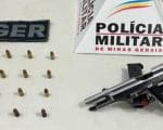 PM age rápido e prende homem com arma e munições no Centro de Divinópolis
