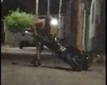 Vídeo viraliza na internet mostrando homem nu quebrando moto em plena rua de Divinópolis