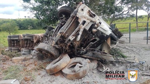 Iguatama: Homem morre após carreta tombar na BR-354