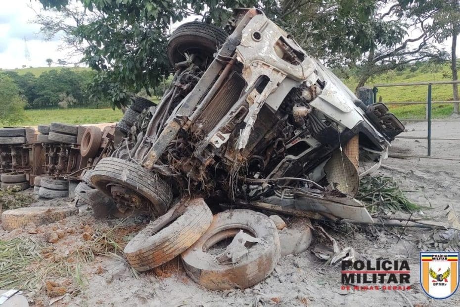 Iguatama: Homem morre ap&oacute;s carreta tombar na BR-354