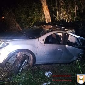 Condutor perde controle do veículo e colide com árvore na MG 176