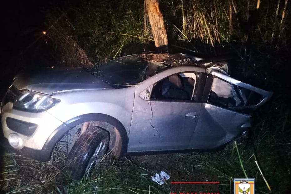 Condutor perde controle do veículo e colide com árvore na MG 176