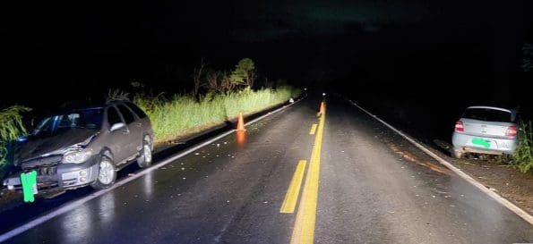 Colisão frontal entre dois carros deixa cinco pessoas feridas na BR-354, em Bambuí