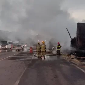 Caminh&atilde;o ba&uacute; incendiado na BR-040 deixa tr&acirc;nsito lento em Congonhas nesta segunda-feira