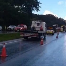 Caminh&atilde;o tomba na BR-040 e motorista morre, em Esmeraldas