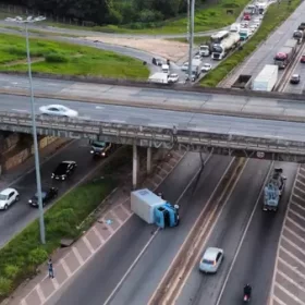 Caminh&atilde;o tomba no Anel Rodovi&aacute;rio de BH e pista fica parcialmente interditada
