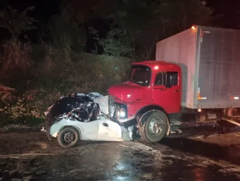 Cinco pessoas morreram ap&oacute;s carro invadir a contram&atilde;o e atingir caminh&atilde;o, na MG-164