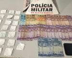 Homem &eacute; preso em evento no munic&iacute;pio de Cl&aacute;udio vendendo drogas que adquiriu em SP