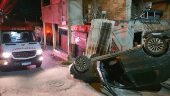 Homem sem habilita&ccedil;&atilde;o capota carro e deixa dois feridos, em Santa Luzia