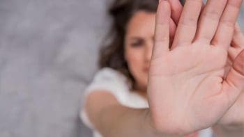 Mulher tem carro invadido e &eacute; espancada no Sul de Minas