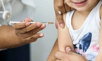 Vacina BCG n&atilde;o protege profissional de sa&uacute;de de covid-19, diz estudo