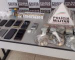 Maços de cigarro, drogas e 10 celulares são apreendidos pela PM em Leandro Ferreira