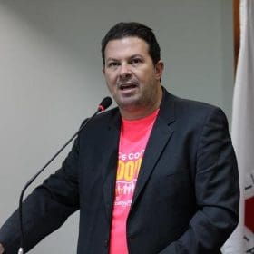 Eduardo Print Júnior diz que a Secretaria de Educação comprou cadeiras cinco vezes mais baratas do que há dois anos