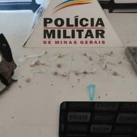 Menores são apreendidos com arma e pedras de crack em Dores do Indaiá