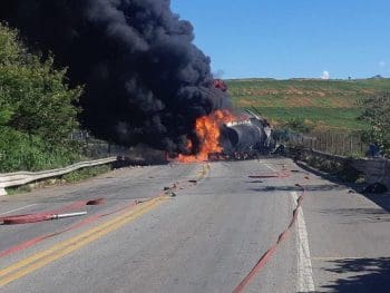 Colis&atilde;o frontal entre caminh&otilde;es deixa uma v&iacute;tima fatal na BR-381