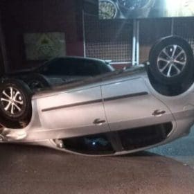 Carro capota no bairro Santo Antônio em Divinópolis