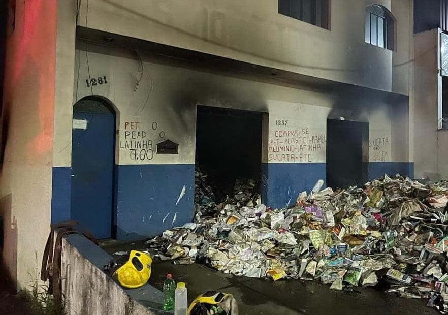 Veja mais informações sobre incêndio em galpão de recicláveis em Divinópolis