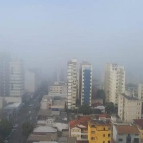Divinópolis amanhece coberta de névoa nesta quinta-feira; veja previsão completa