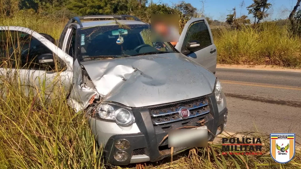 Acidente na MG-164 em Santo Antônio do Monte deixa duas pessoas feridas; motorista embriagado é preso