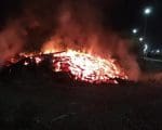 Incêndio destrói madeiras retiradas da linha férrea no Niterói, em Divinópolis