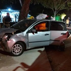 Motorista passa mal e bate carro em muro de casa no Centro de Divinópolis