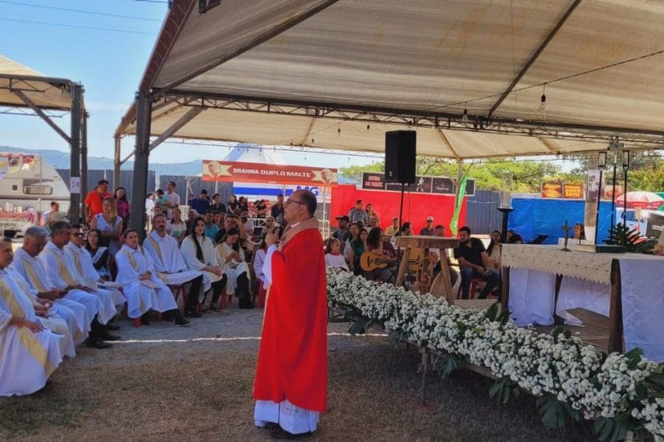 Padre Rosimar Preside a Emocionante Missa Sertaneja em Divin&oacute;polis