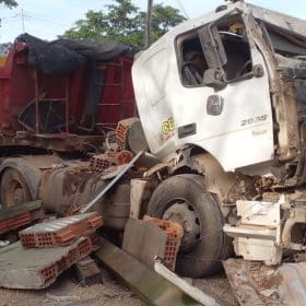 Mulher morre atropelada por caminhão de empresa em Nova Serrana