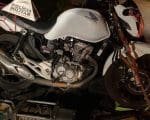 Homem &eacute; preso ap&oacute;s jogar moto em policial durante persegui&ccedil;&atilde;o em Ita&uacute;na