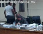 VEJA VÍDEO: Vereador dá cabeçada em outro parlamentar durante reunião da Câmara de Oliveira