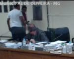 VEJA V&Iacute;DEO: Vereador d&aacute; cabe&ccedil;ada em outro parlamentar durante reuni&atilde;o da C&acirc;mara de Oliveira