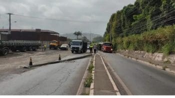 Caminh&atilde;o tomba e fecha via em Tim&oacute;teo