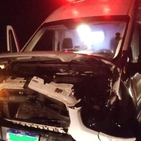 Animais soltos na pista provocam acidente com ambulância da Prefeitura de Formiga