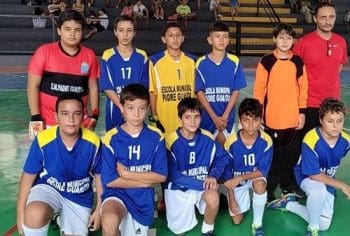 Alunos da Escola Municipal Padre Guarit&aacute; participam de jogos amistosos de futsal