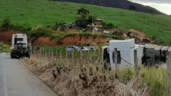 Idoso morre ap&oacute;s caminh&atilde;o desgovernado ultrapassar cerca da fazenda e tombar sobre ele