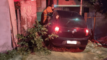 Jovem perde controle de carro e invade casa durante madrugada desta quinta