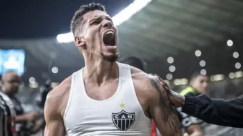 Libertadores: Paulinho decide e Atl&eacute;tico-MG vence para continuar vivo