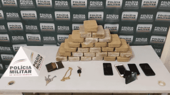 Ve&iacute;culo funer&aacute;rio carregado de crack &eacute; apreendido pela Pol&iacute;cia Militar, em Governador Valadares