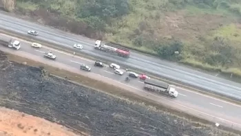 Engavetamento na BR-040 complica tr&acirc;nsito e deixa uma pessoa ferida